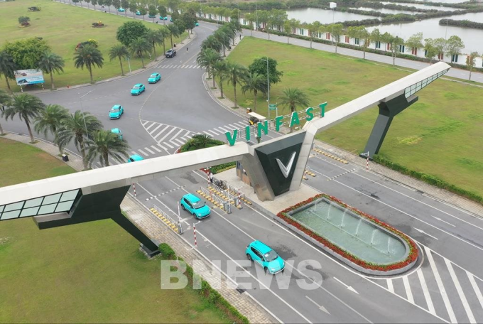 Những chiếc taxi điện VinFast VF e34 đầu tiên sơn màu xanh Cyan lăn bánh khỏi nhà máy VinFast. Ảnh: BNEWS/TTXVN phát