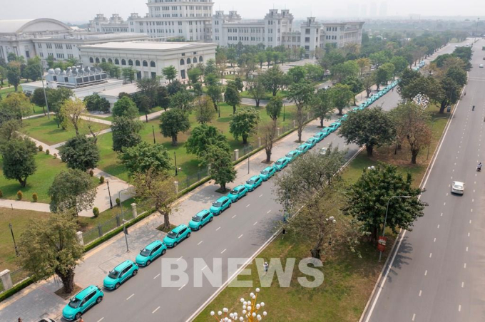 Hành trình di chuyển của gần 50 chiếc Taxi Xanh SM đầu tiên từ Nhà máy VinFast (Hải Phòng) tới khu đô thị Vinhomes Ocean Park (Hà Nội). Ảnh: BNEWS/TTXVN phát
