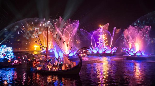 Show diễn The Grand Voyage trên sông là bữa tiệc nghệ thuật – âm thanh – ánh sáng đẳng cấp mà du khách nhất định ghé thăm khi tới Hà Nội