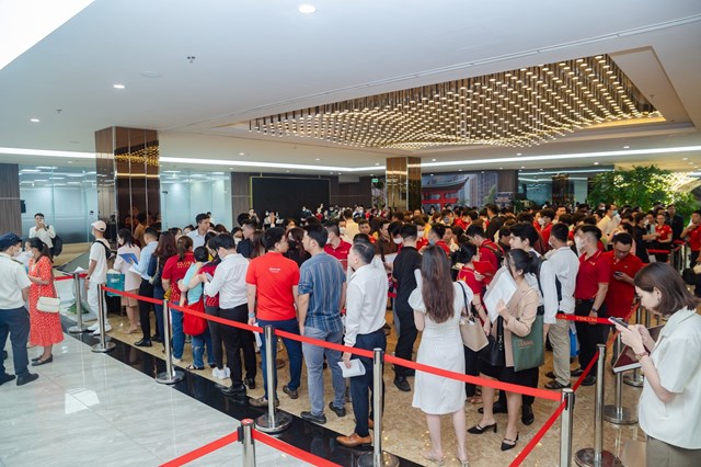 Khách hàng xếp hàng ký thủ tục mua căn hộ tại Tp.HCM với chính sách siêu ưu đãi của Vinhomes