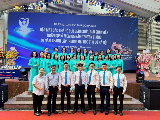 PGS. TS. Vũ Công Hảo – Trưởng Khoa KHOA HỌC XÃ HỘI & NHÂN VĂN cùng các thầy cô